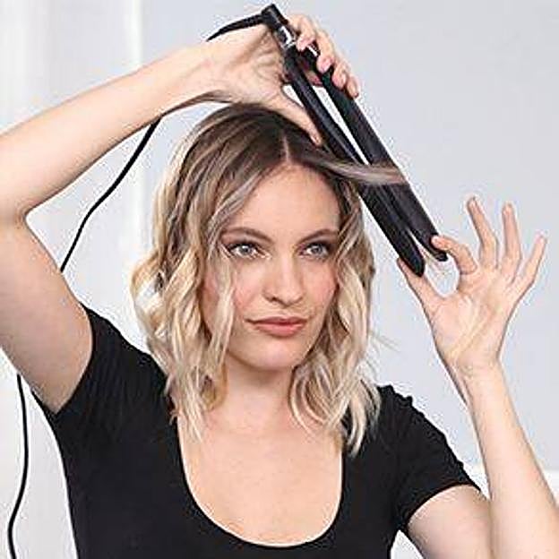 Mujer haciendo ondas en el pelo con planchas