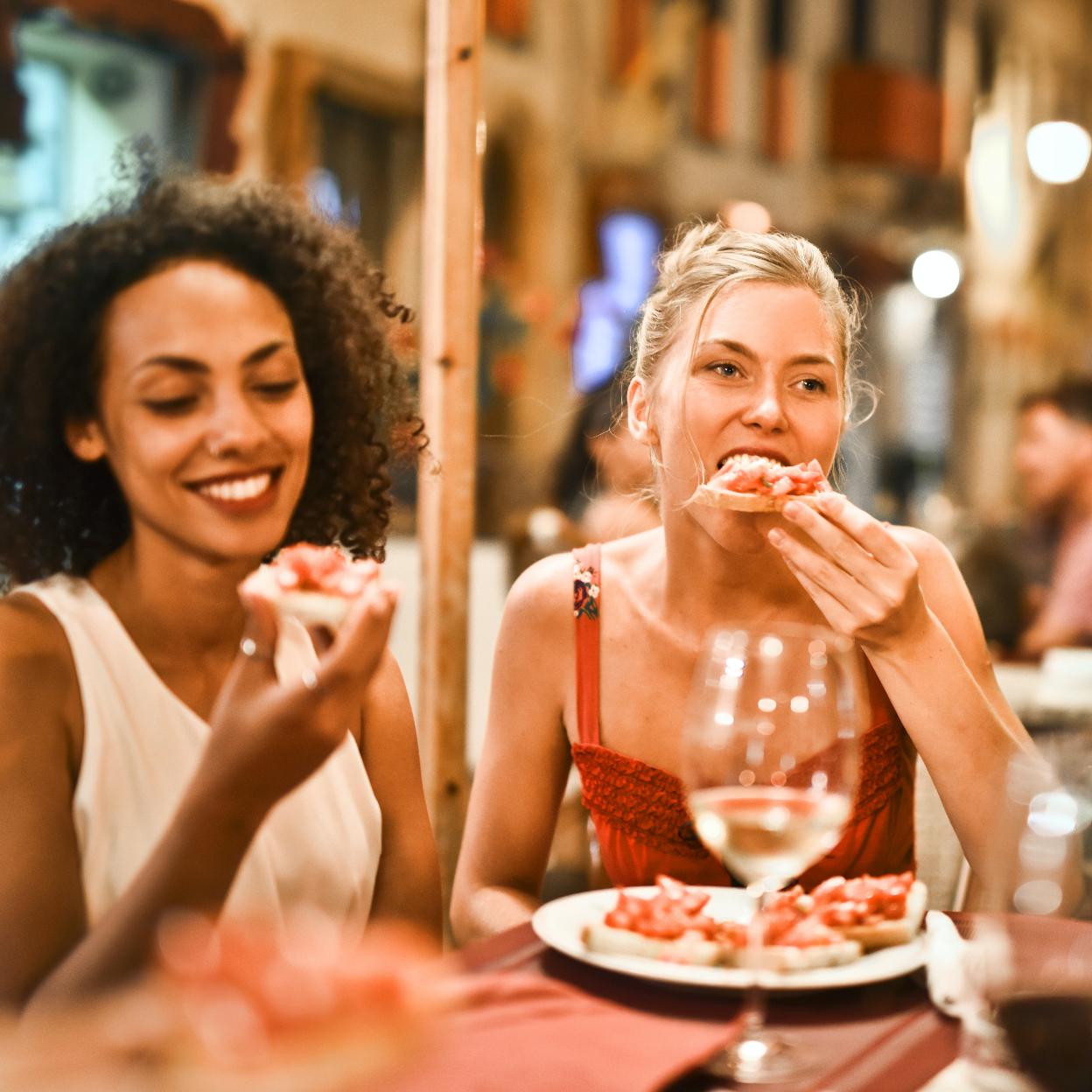Mujeres disfrutando de una comida. /