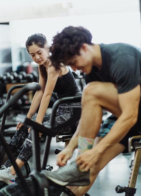 Imagen - Pareja realizando ejercicio elíptico. / PEXELS