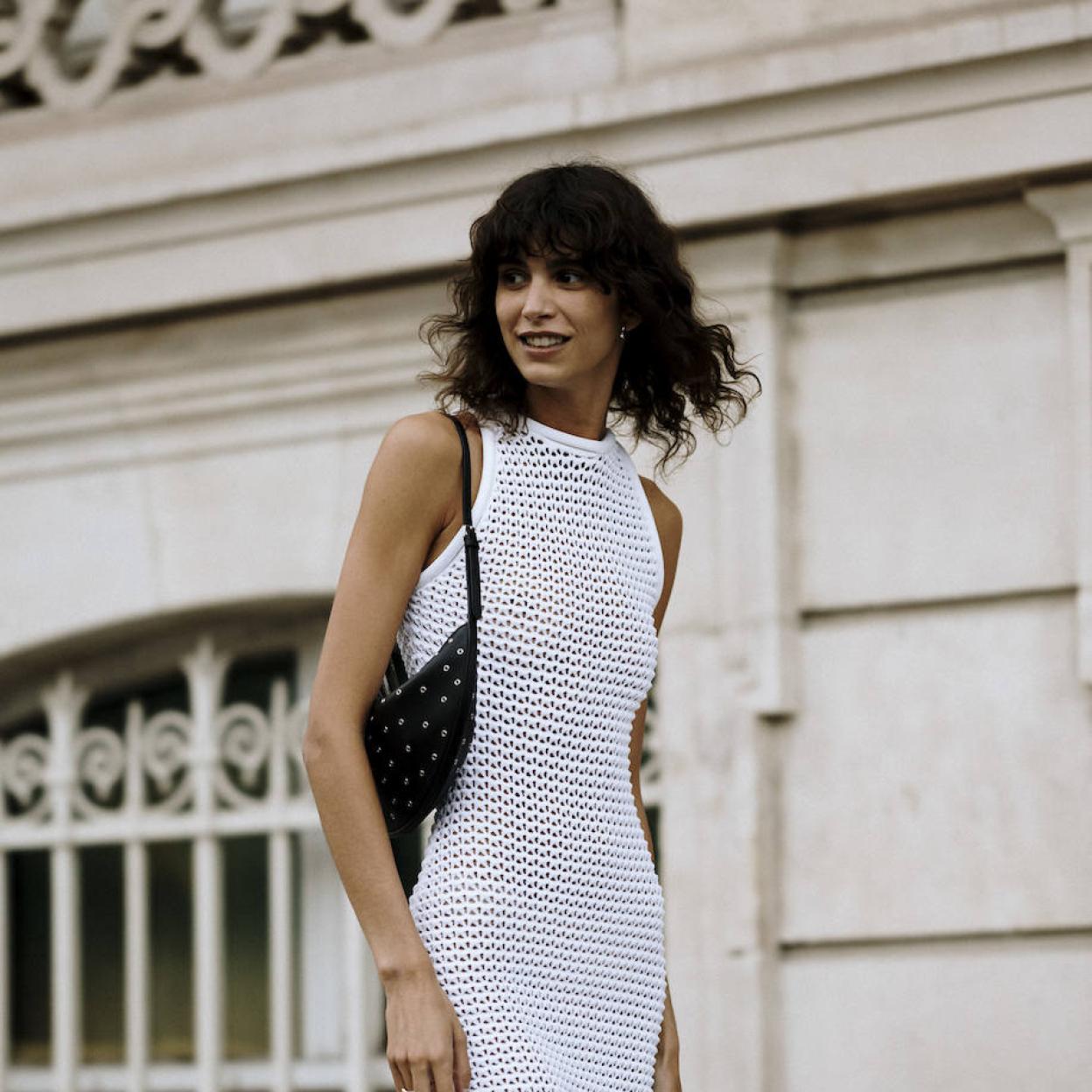 Influencer con peinado para pelo corto rizado