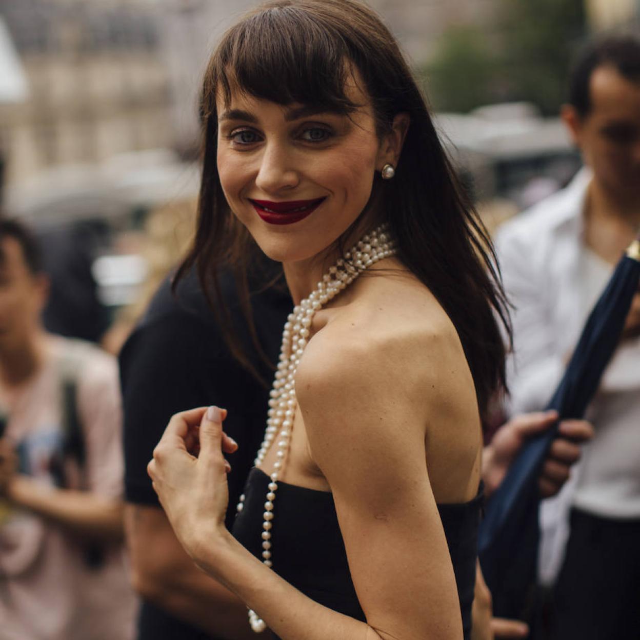 Influencer con look elegante y lujoso