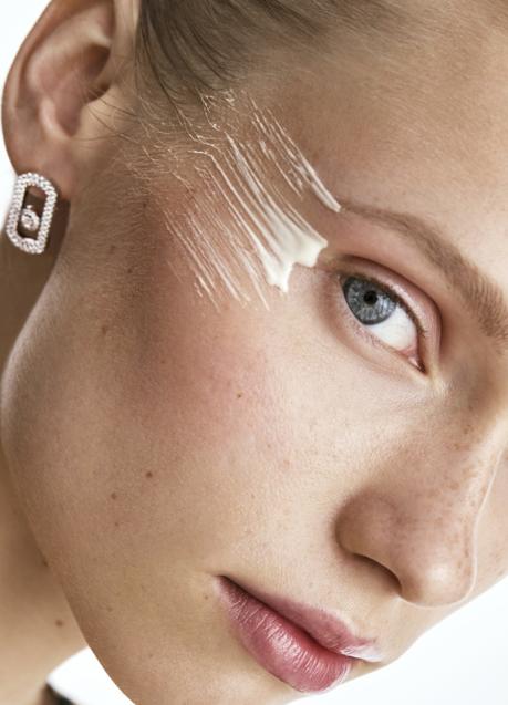 Imagen - La modelo lleva el contorno de ojos en crema Benefiance Wrinkle Smoothing Eye Cream de Shiseido. Pendientes de Messika. 