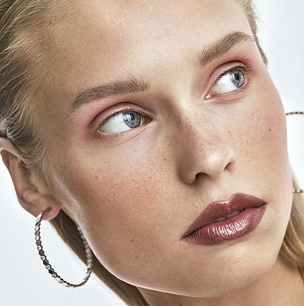 Esta es la tendencia de maquillaje que rejuvenece y que puedes copiar fácilmente este verano