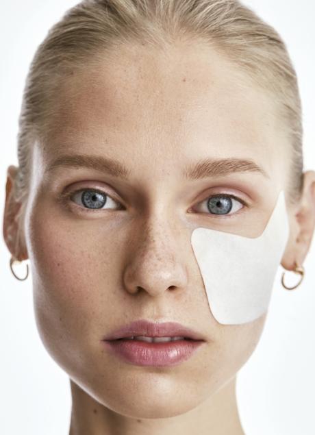 Imagen - En la foto, la modelo lleva la mascarilla en parches Vital Perfection Uplifting and Firming Express de Shiseido. Pendientes de Chaumet. 