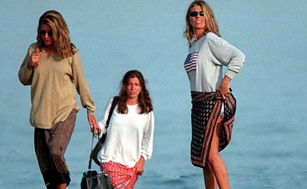 Marta Chávarri en una foto de archivo, junto a sus hermanas María e Isabel en la playa.