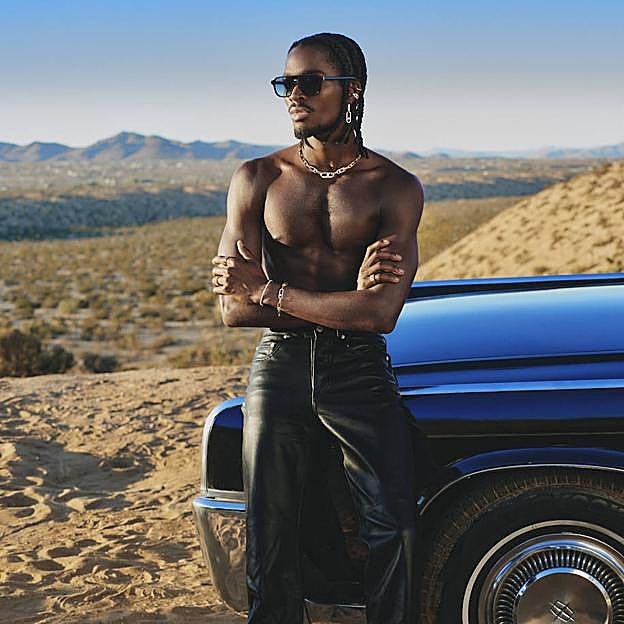 Imagen principal - Alton Mason para Messika, asistentes a la fiesta de Montblanc en París y reloj SuperOcean Slow Motion, de Breitling.