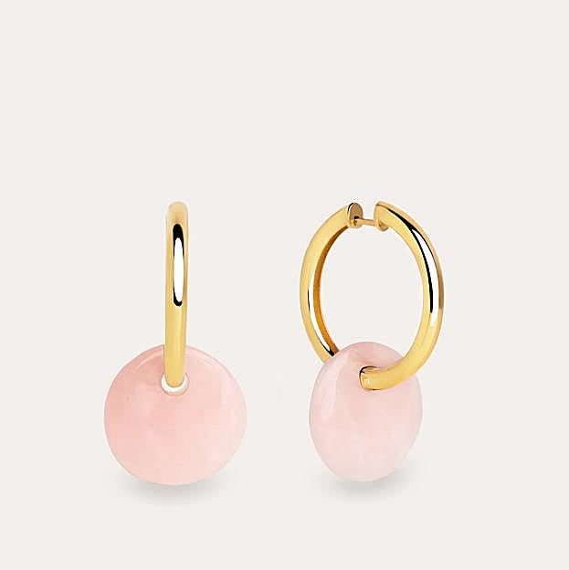 Pendientes con aro en dorado y piedra rosa de Singularu.