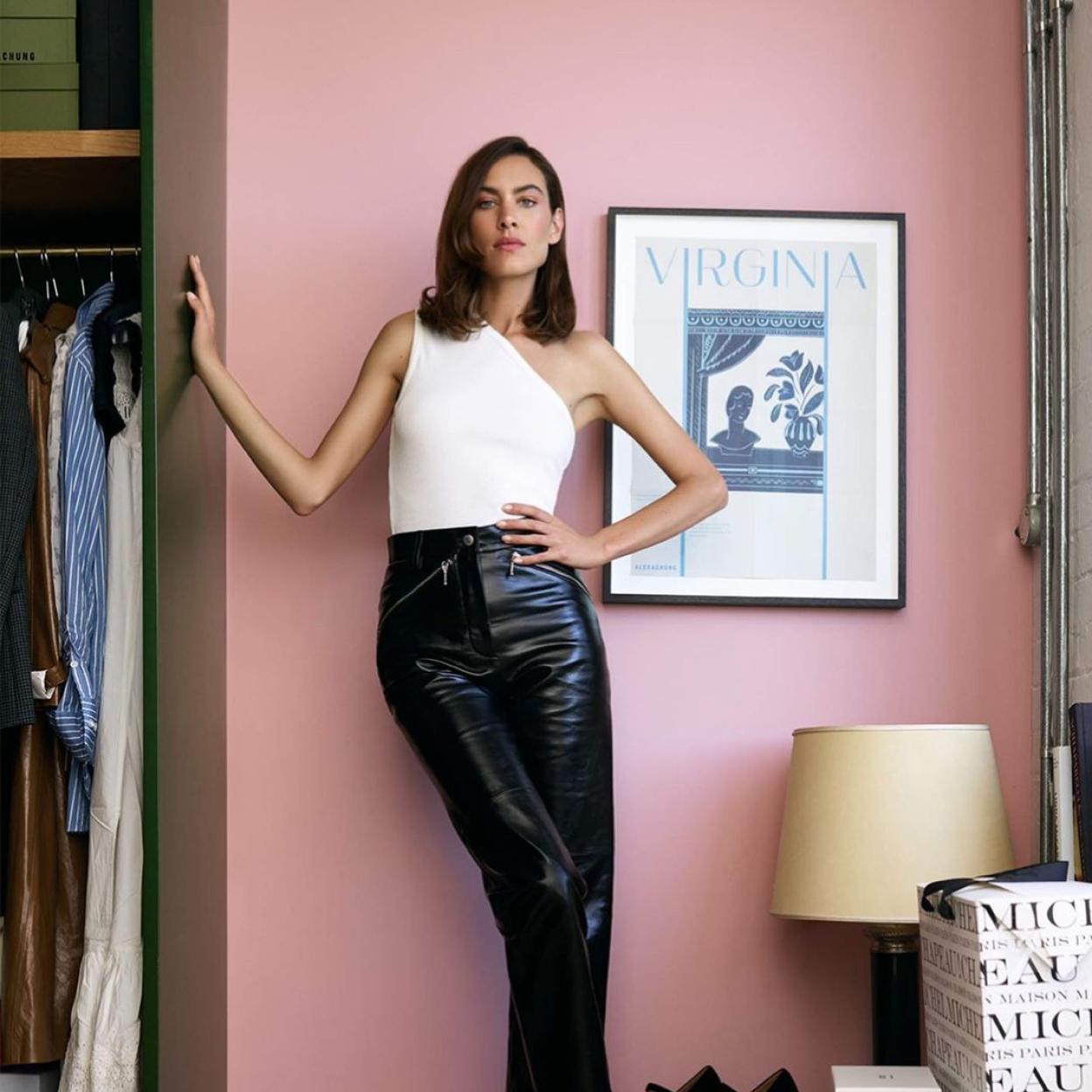 Alexa Chung tiene los mejores looks para sobrevivir a la ola de calor con mucho estilo.