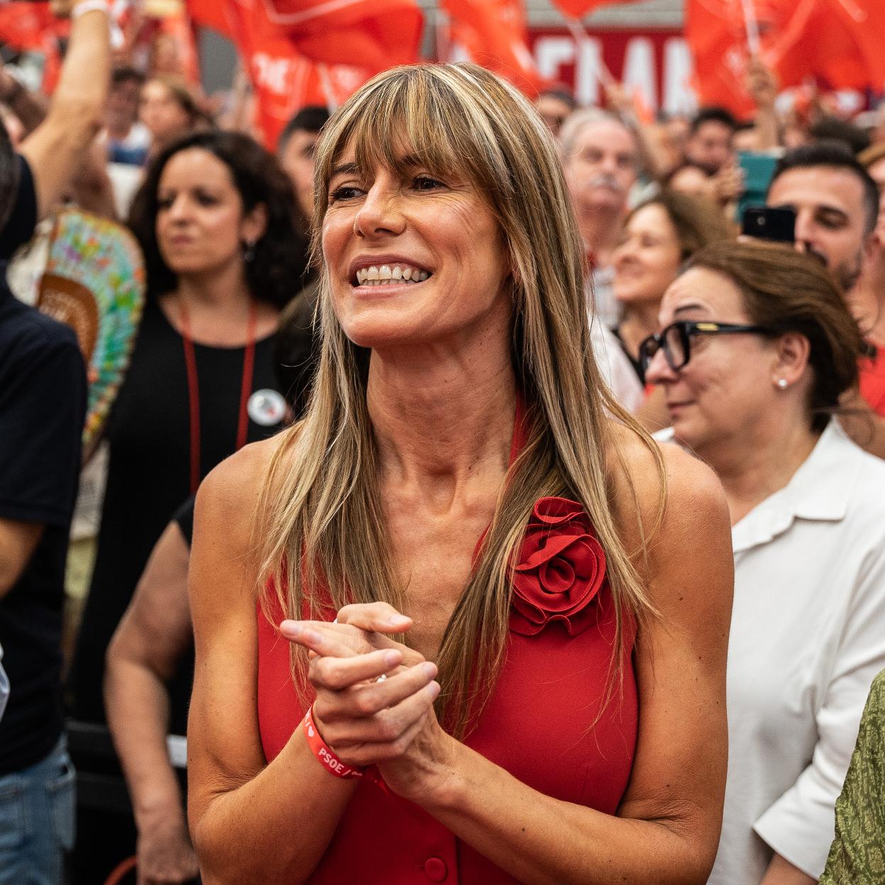 Begoña Gómez con chaleco flor.