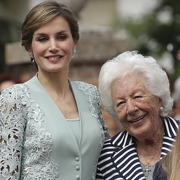 La reina Letizia con su abuela Menchu Álvarez del Valle, de la que heredó su pasión por el periodismo. /