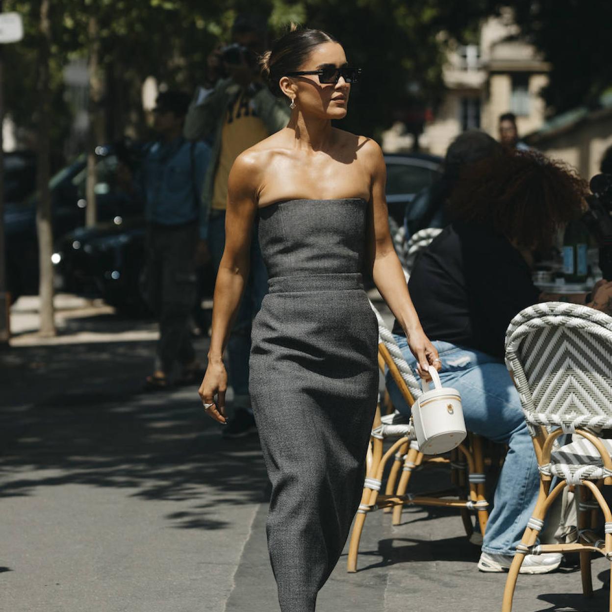 Influencer con maquillaje para el cuerpo favorecedor