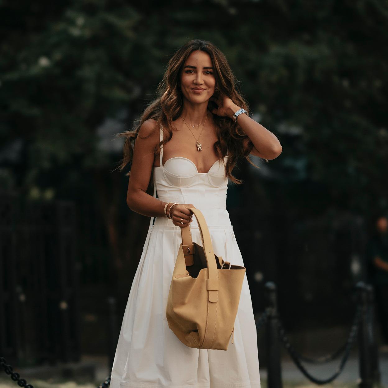 Una mujer con vestido de verano.
