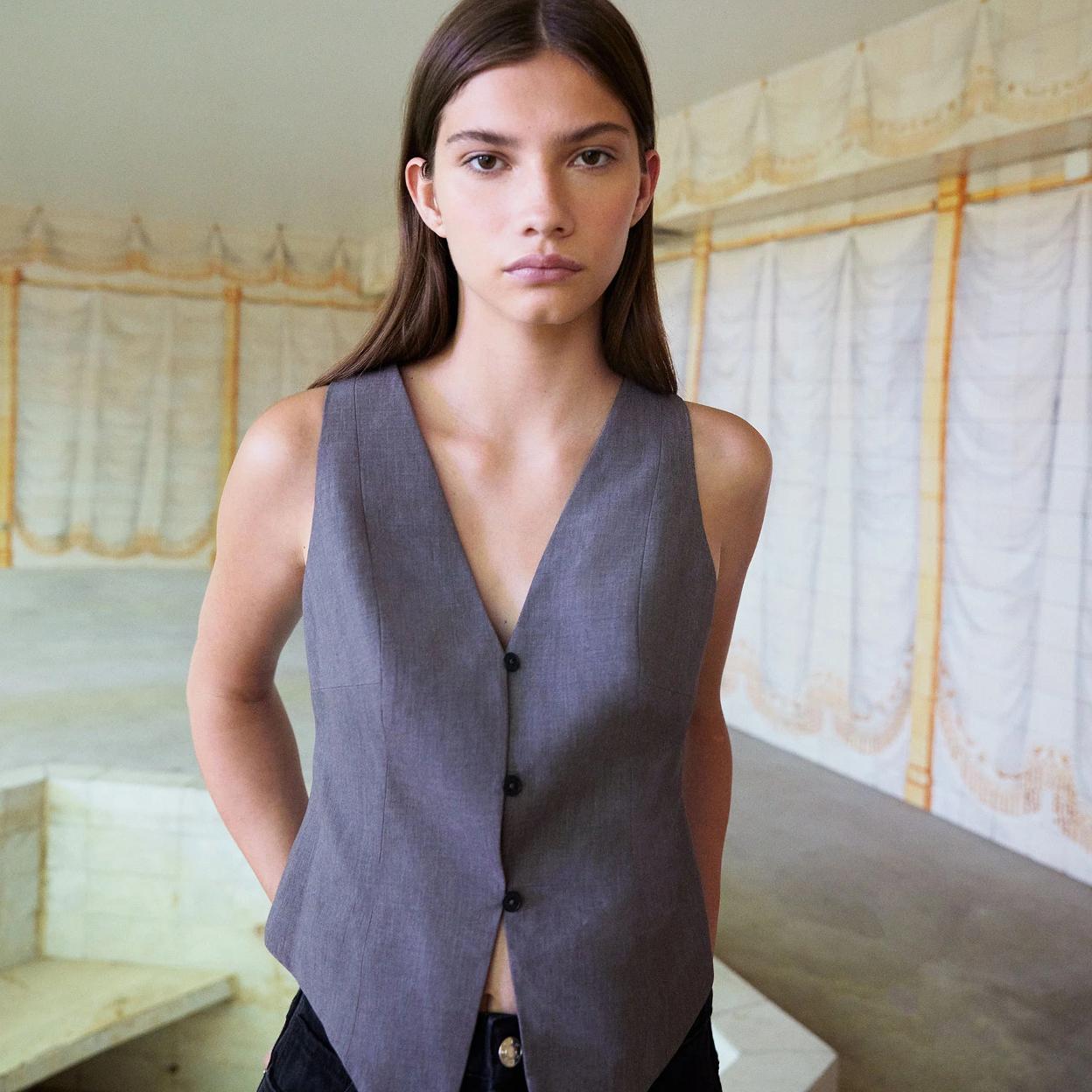 Una mujer con chaleco de Parfois.