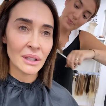 Imagen secundaria 1 - Vicky Martín Berrocal cortándose el pelo.