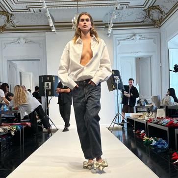 Imagen secundaria 1 - Los detalles del look de Kaia Gerber.