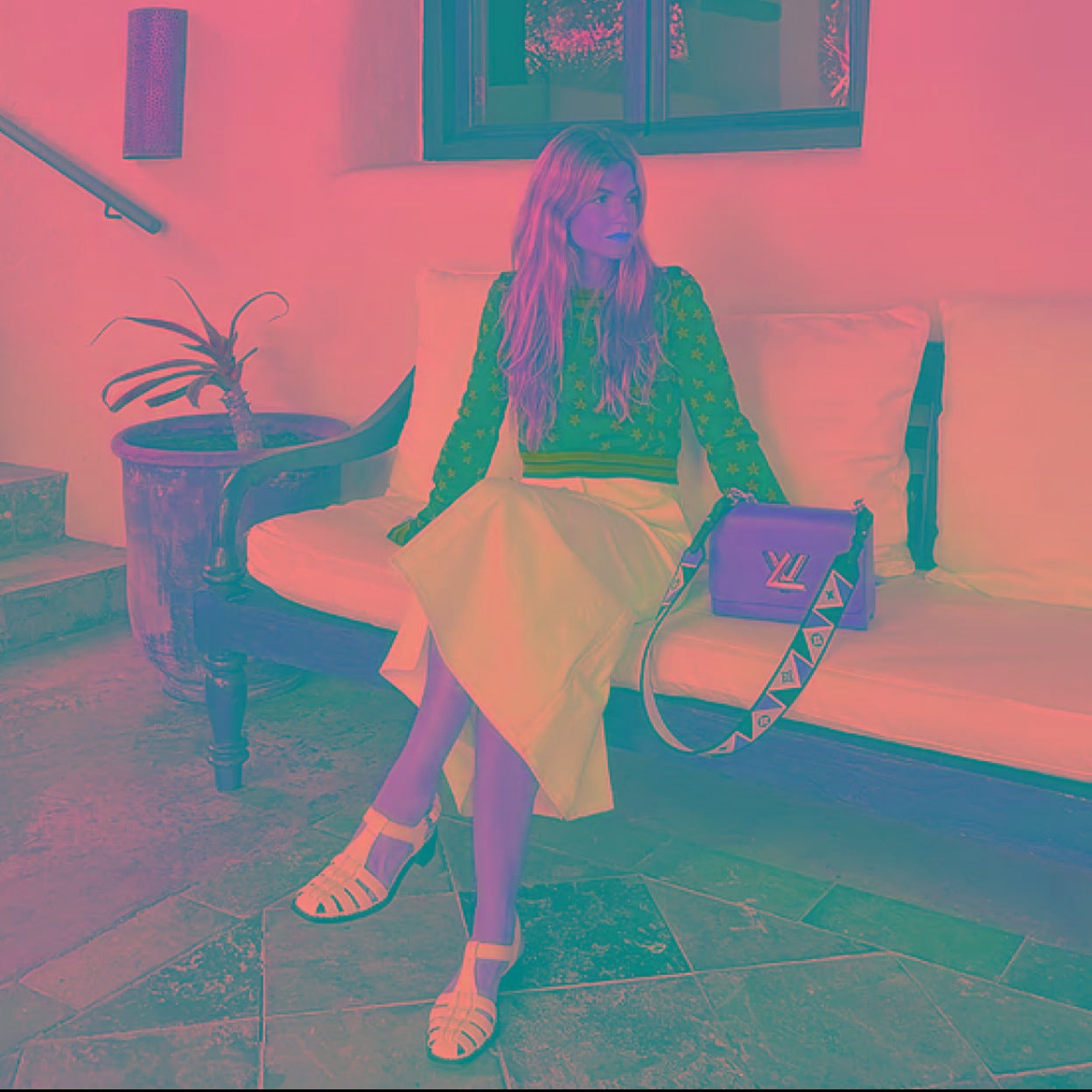 Una influencer con un look con cangrejeras.