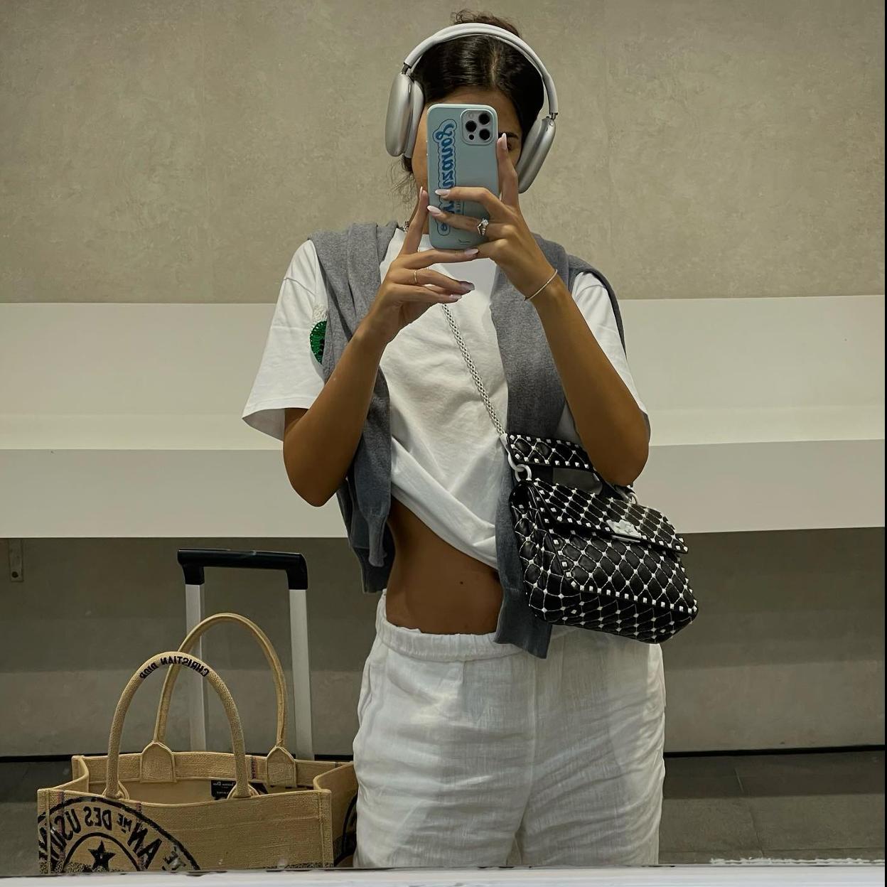 Influencer Marta Lozano en el aeropuerto con maletas