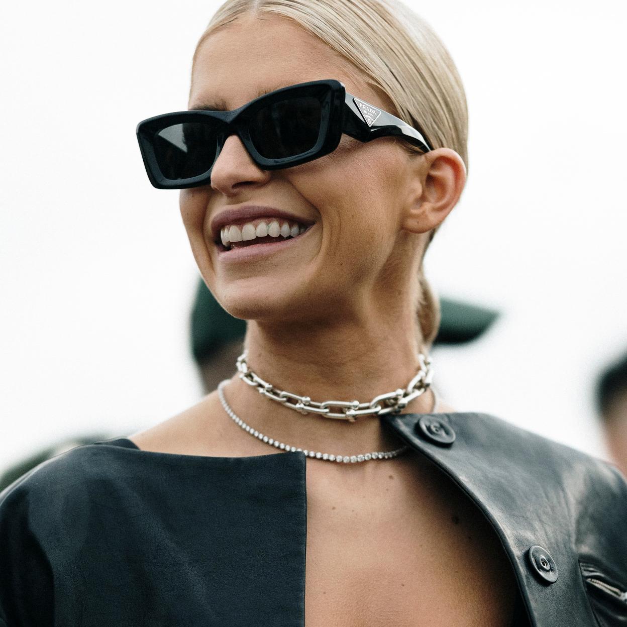 Una modelo protegiéndose del sol.