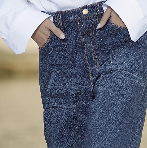 Imagen principal - Los detalles del look de Kaia Gerber.