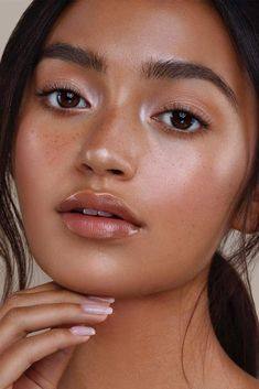 Imagen - Modelo con iluminador de maquillaje en el rostro