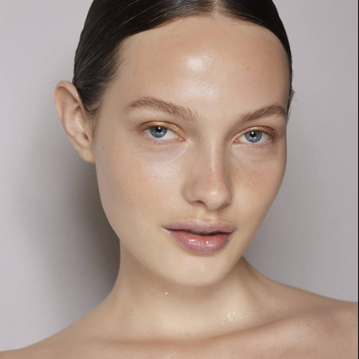 Modelo con piel jugosa por base de maquillaje en gel