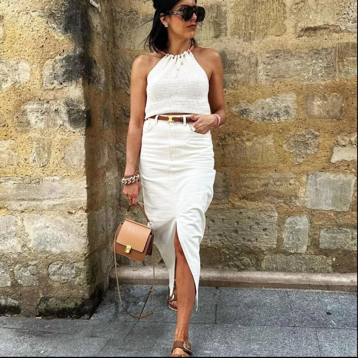 Una mujer con falda vaquera en blanco.