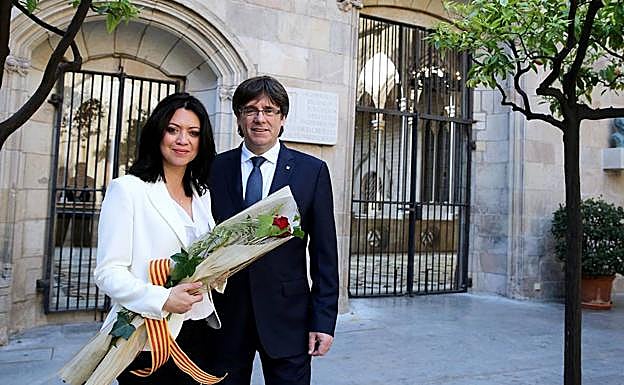Una de las últimas fotos con Marcela Topor que Carles Puigdemont publicó en su perfil de Instagram, en el Sant Jordi de 2017. 