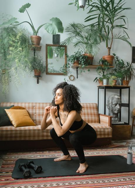 Imagen - Mujer haciendo sentadillas/PEXELS