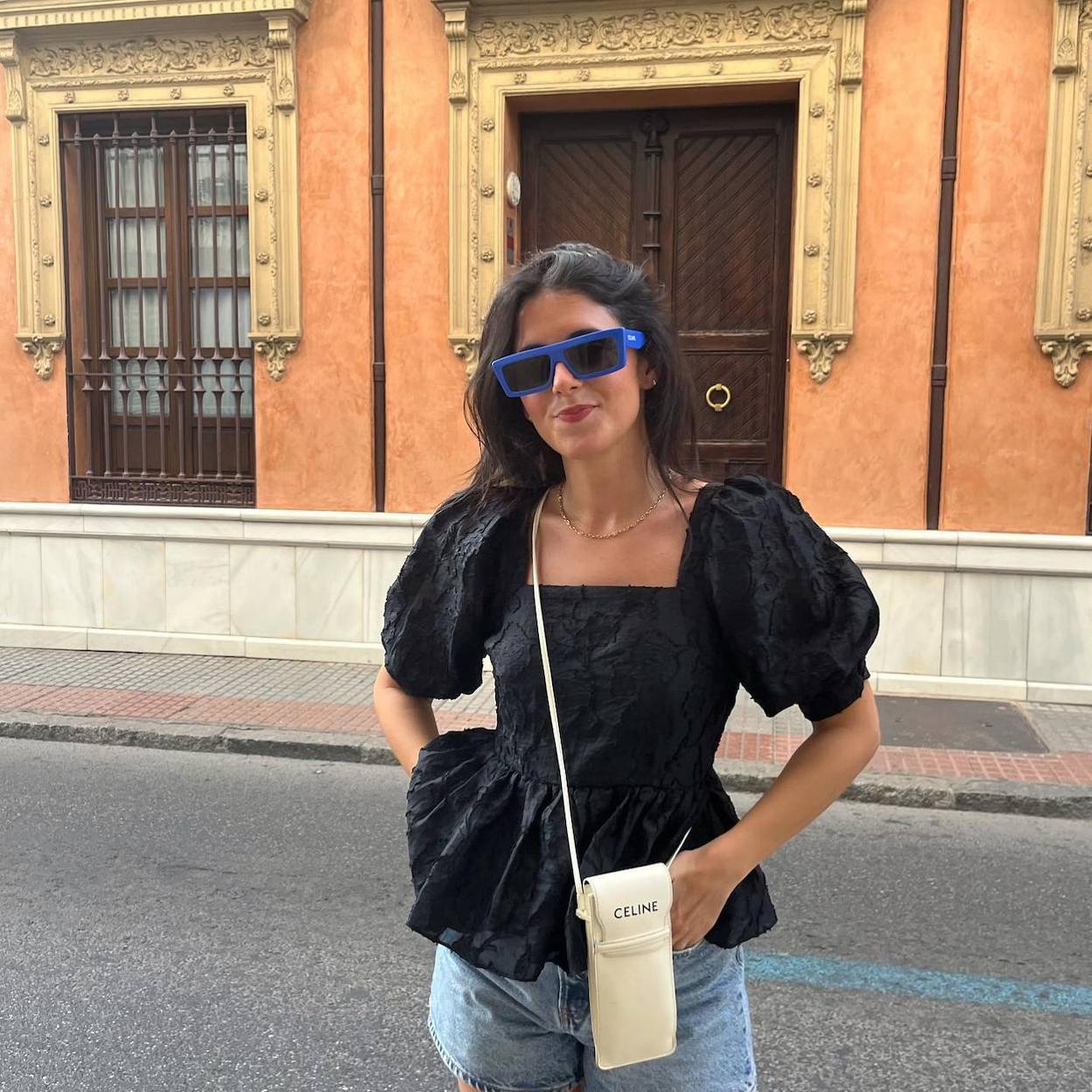 La influencer lleva una blusa bonita