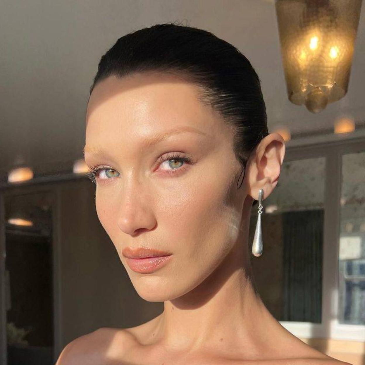 Bella Hadid con eyeliner transparente efecto lfiting