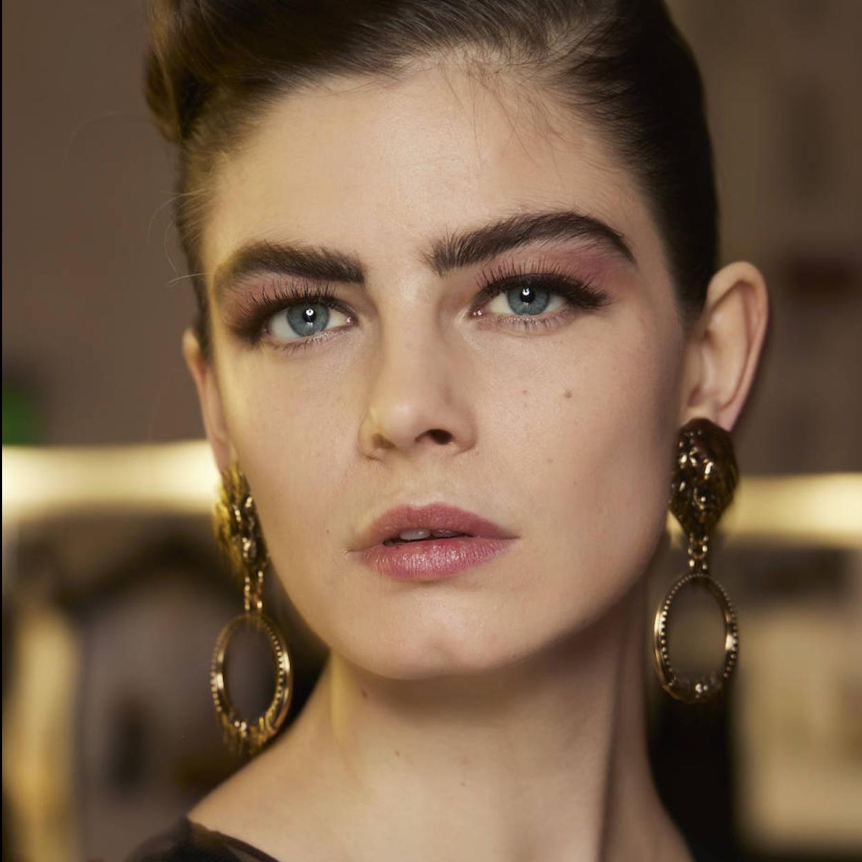 Modelo con cejas gruesas