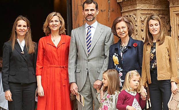 La última vez que la reina Letizia coincidió en Palma de Mallorca con las infantas Elena y Cristina no fue en verano, sino en la Semana Santa de 2011.