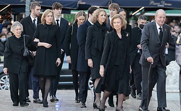 La familia del rey al completo, llegando al funeral del rey Constantino de Grecia en Atenas, el pasado enero. 