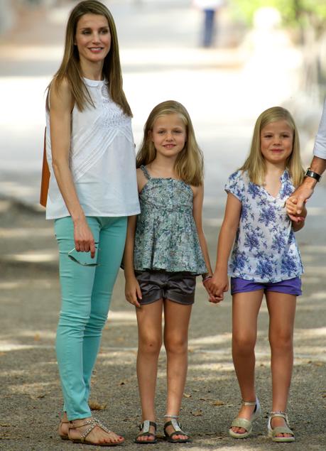 Imagen - La reina Letizia con sandalias de Uterqüe. / LIMITED PICTURES