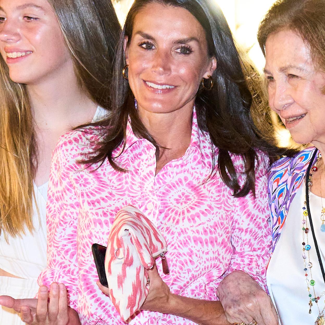 La reina Letizia con su suegra y su hija pequeña, Sofía, en su visita noctura al mercadillo del paseo de la Sagrera, en Palma de Mallorca. 