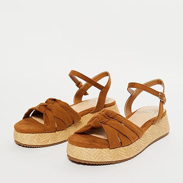 Alpargatas con tiras cruzadas de Sfera.