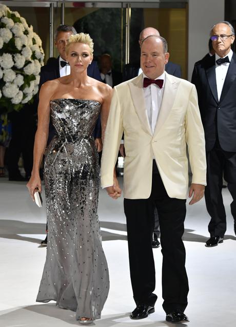 Imagen - Charlène de Mónaco con un vestido brillante. / GTRE