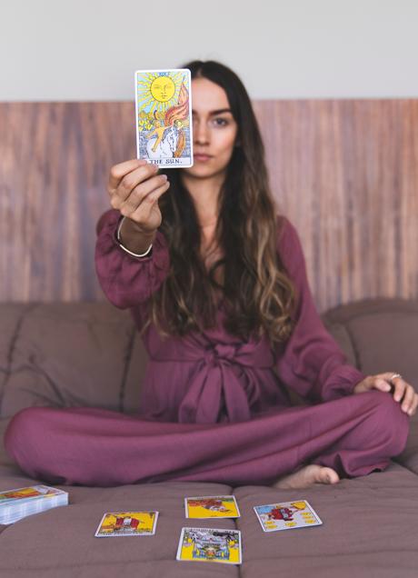 Imagen - Mujer con cartas del Tarot/PEXELS