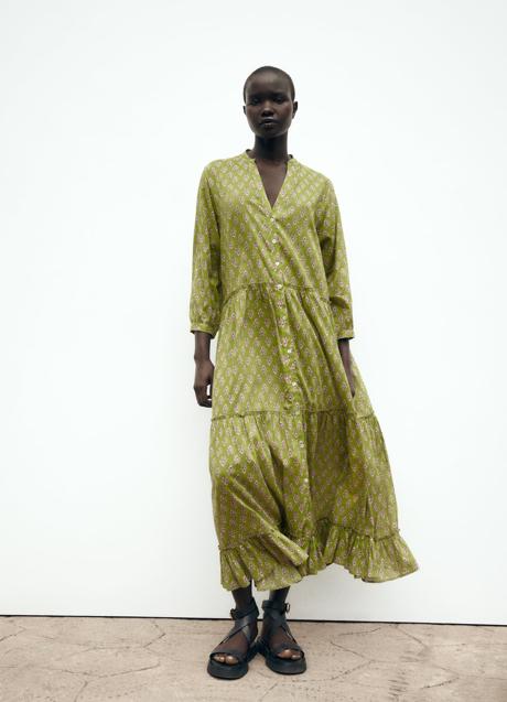 Imagen - Vestido con estampado boho en verde de Zara. Foto: Zara.