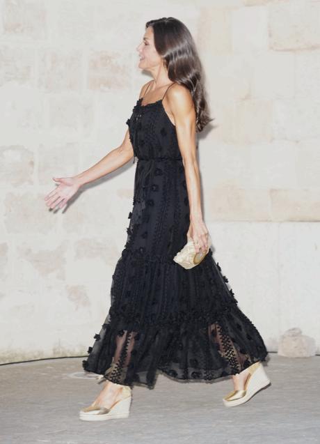 Imagen - La reina Letizia con el vestido negro de Uterqüe. / LIMITED PICTURES