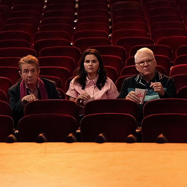 Martin Short, Selena Gómez y Steve Martin en una imagen de la tercera temporada de Solo asesinatos en el edificio.