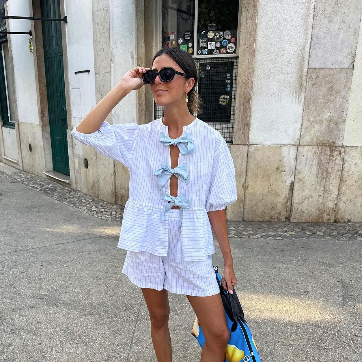 Una mujer con blusa con lazada.