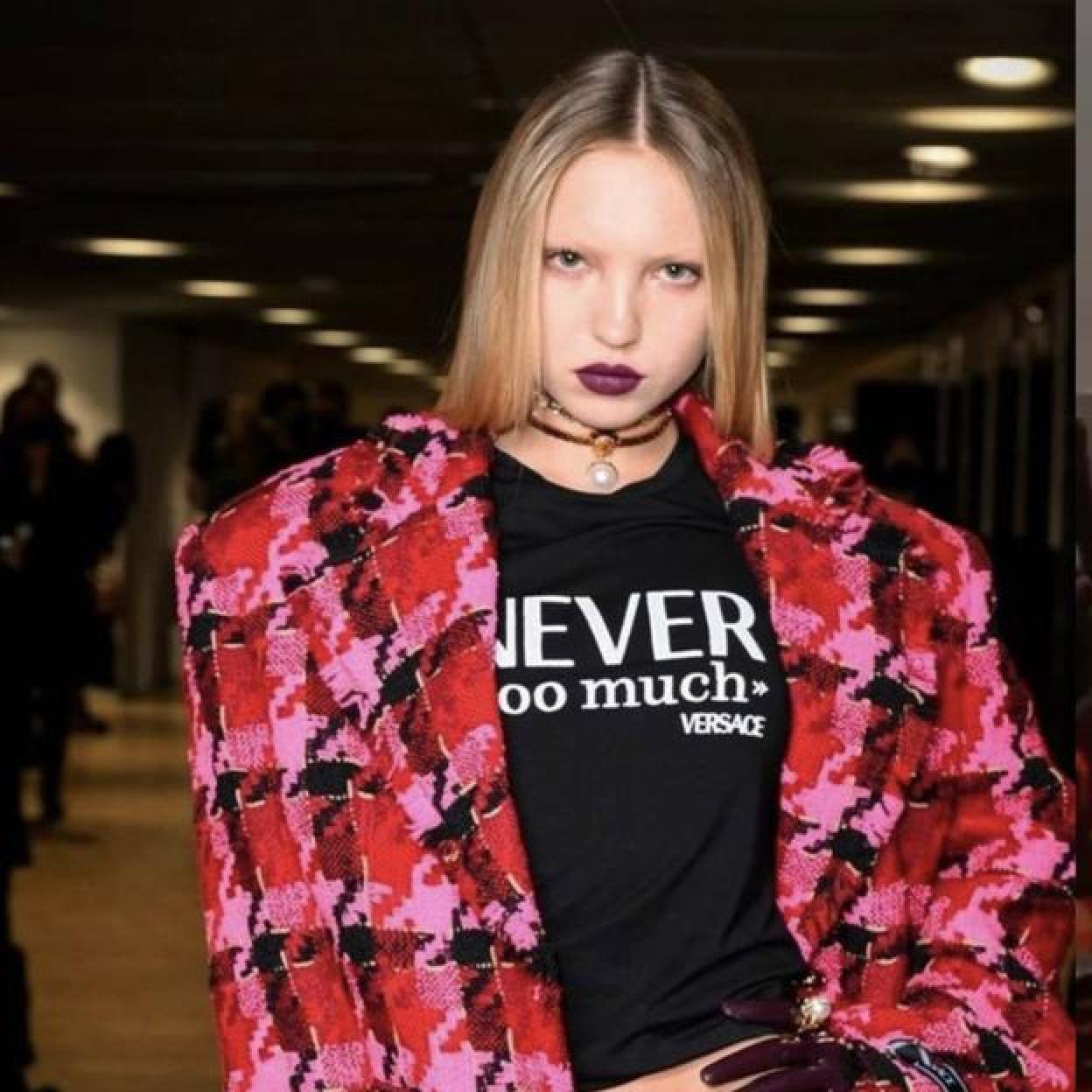 Modelo con cejas maquilladas