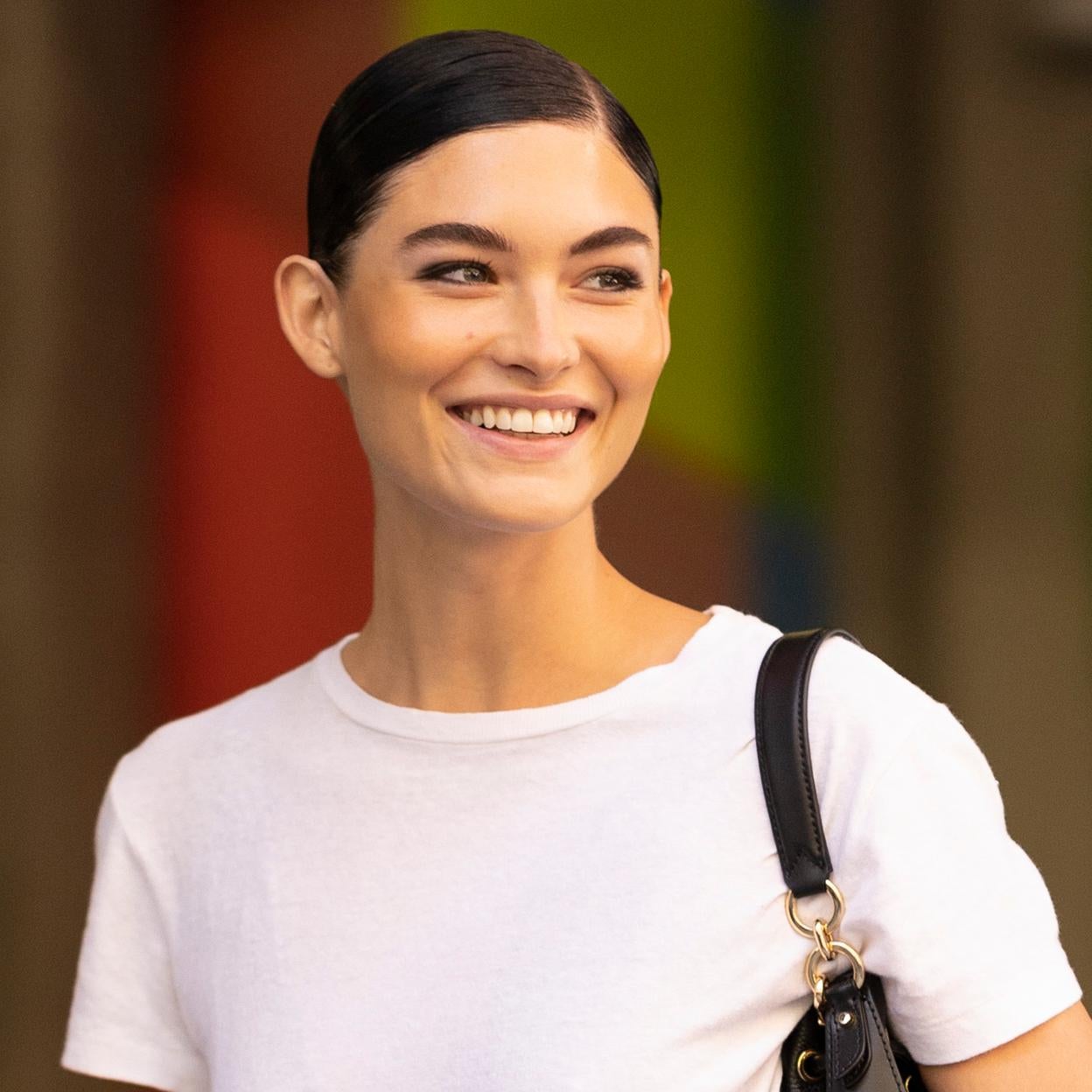 Una mujer con la piel hidratada.