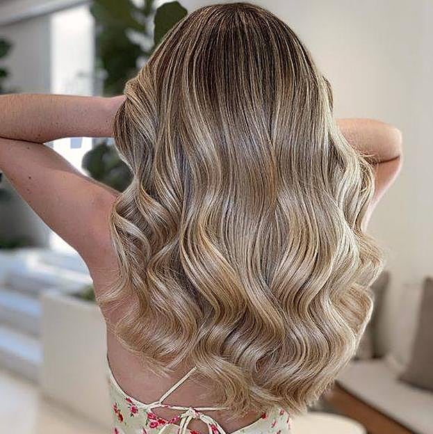 Mujer con mechas hechas en Bloss Barcelona