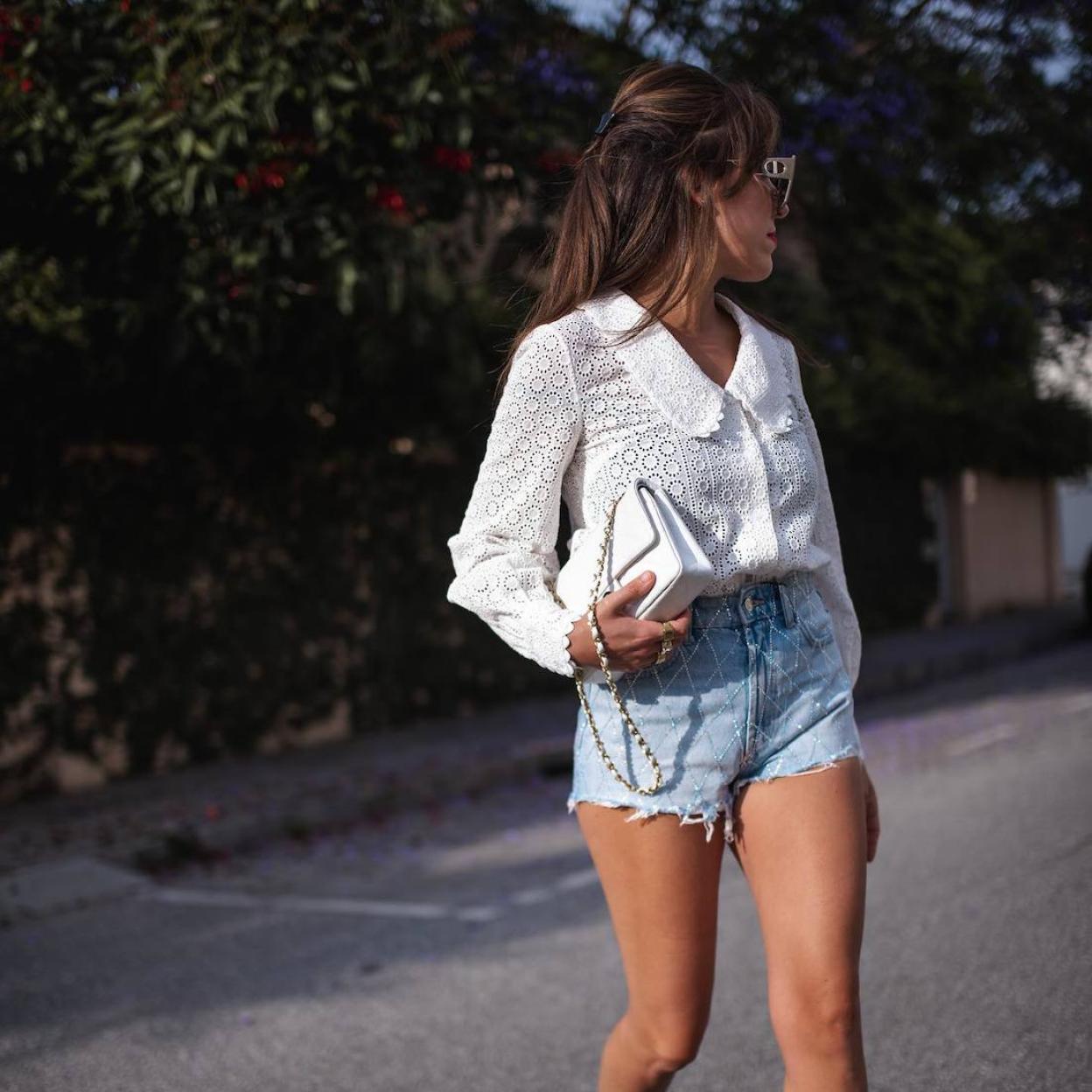 La influencer lleva un look con camisa blanca elegante