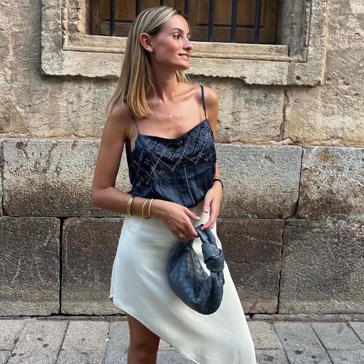 Una mujer con falda midi.