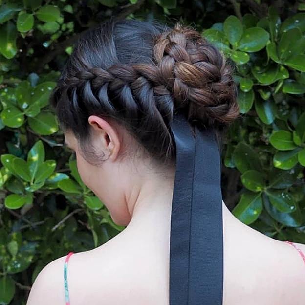 Moño de invitada con detalle de cintas