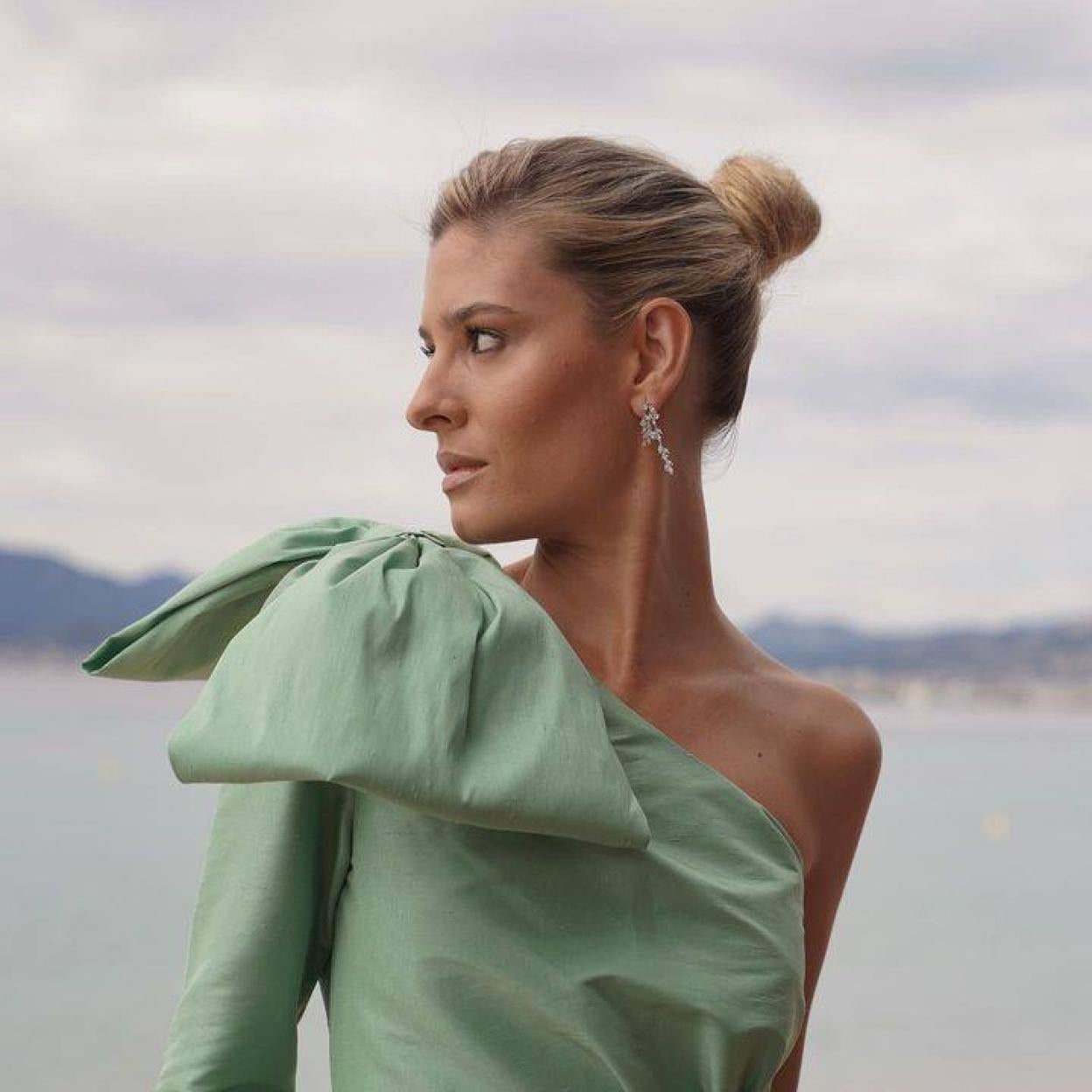 La influencer luce un moño de boda para invitadas