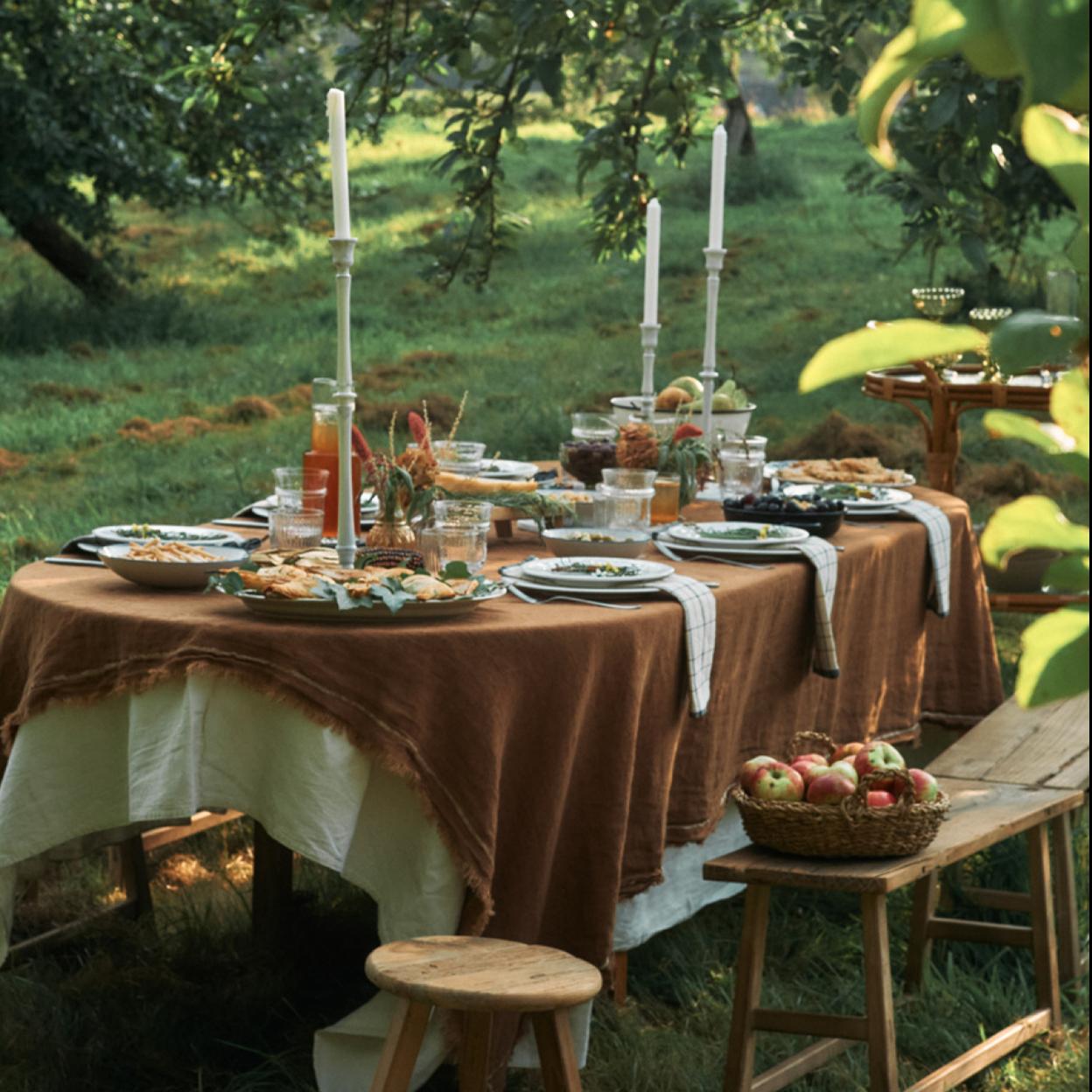 Mesa decorada con piezas de Zara Home